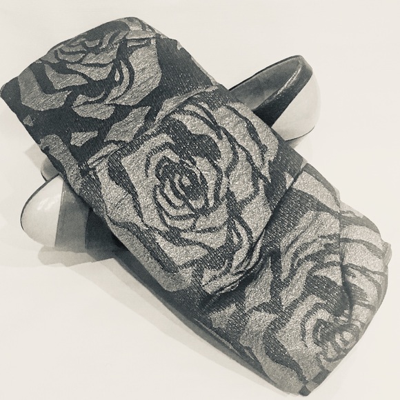 EXPRESS Silver & Gray Rose Print Clutch - Picture 1 of 6